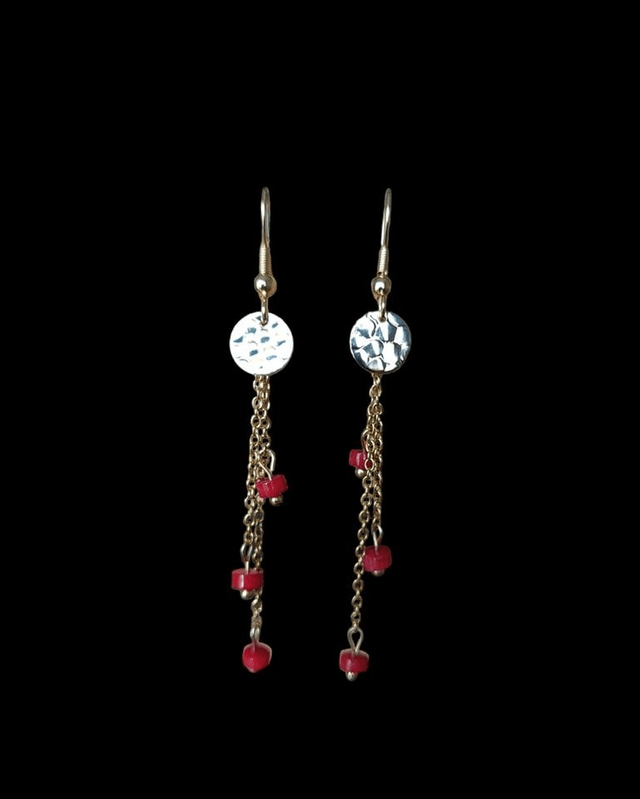 Boucles d'oreilles dorées pendantes décorées de perles en corail rouge