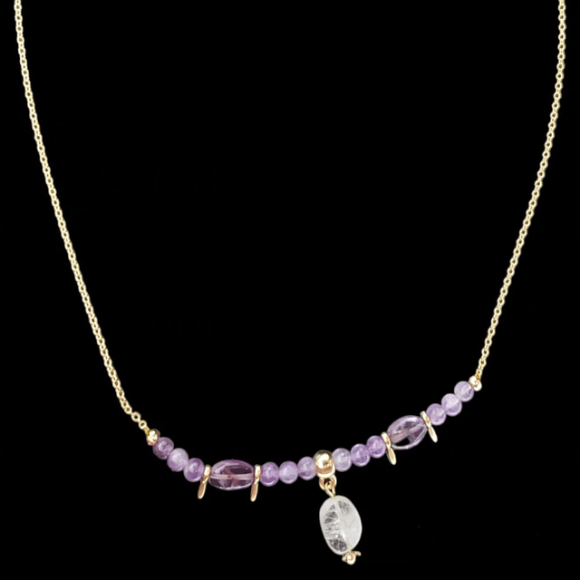 Collier en pierres Améthyste et cristal de roche orné de breloques dorés à l'or fin et chaine en acier inoxydable. 