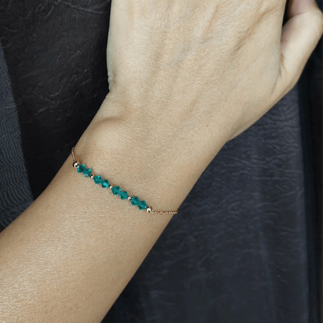 Bracelet très fin avec toupies swarovski sur chaîne en acier inoxydable