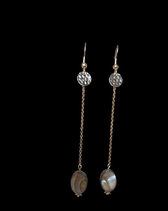 Boucles d'oreilles pendantes dorées décorée d'une nacre 