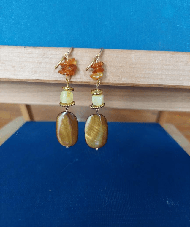 Boucles d'oreilles dorées avec Ambre naturelles oranges, Ambre naturelles jaunes et nacres brunes