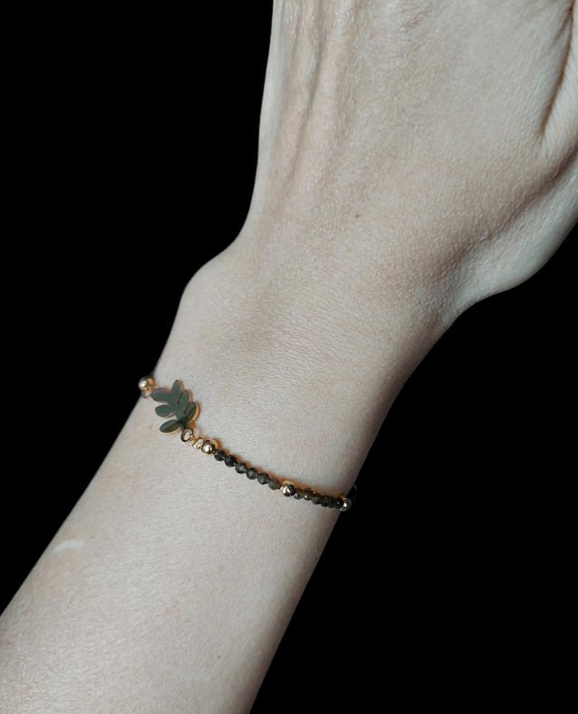 Bracelet feuille dorée et fines pierres obsidienne vertes foncées. 