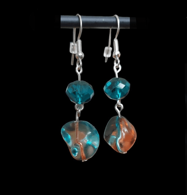 Boucles d&#039;oreilles perles bleues et brunes 