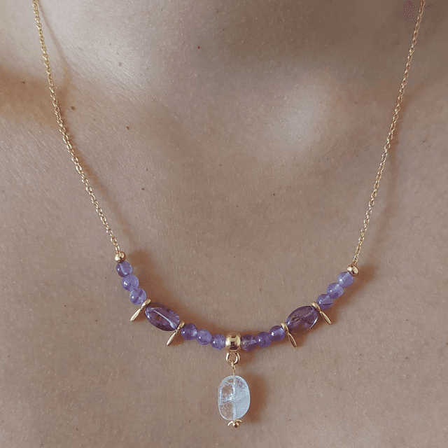 Collier en pierres Améthyste et cristal de roche orné de breloques dorés à l&#039;or fin et chaine en acier inoxydable. 