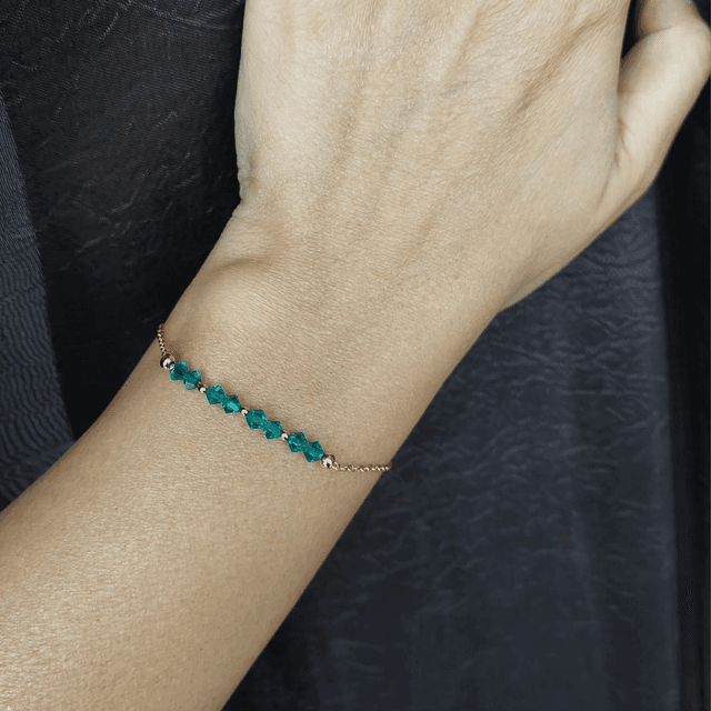Bracelet très fin avec toupies swarovski sur chaîne en acier inoxydable