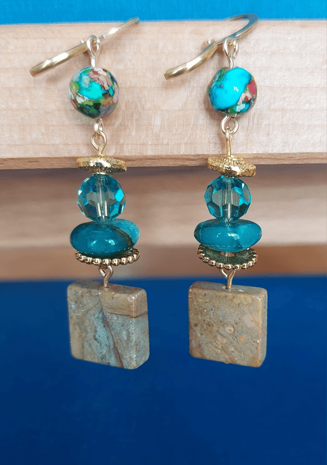 Boucles d&#039;oreilles dorées avec imitation pierre carrée et diverses perles