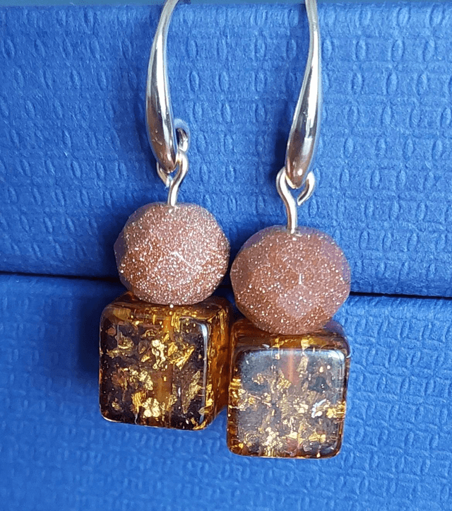 Boucles d&#039;oreilles en résine et pierre du soleil 
