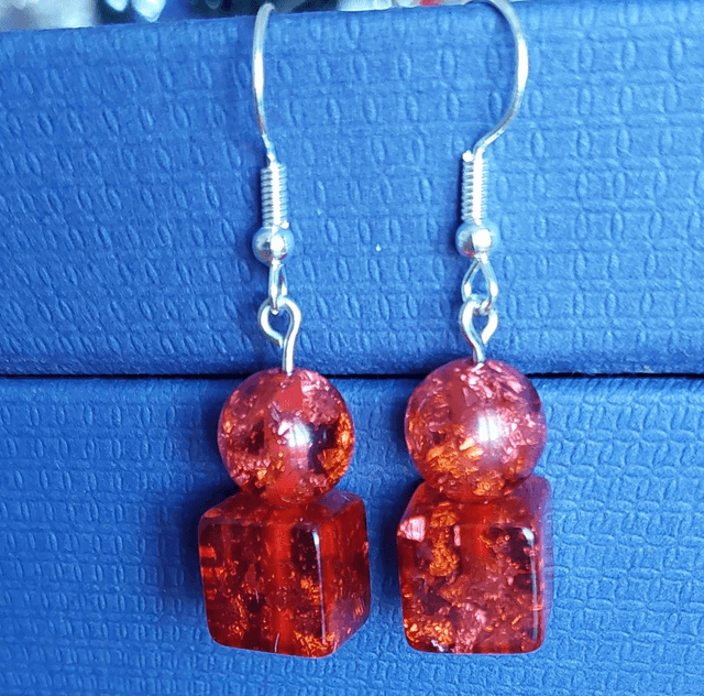 Boucles d&#039;oreilles en résine rouge