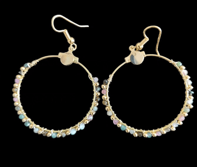 Boucles d&#039;oreille créole décorées avec pierres Tourmaline et perles dorées en acier inoxydable 