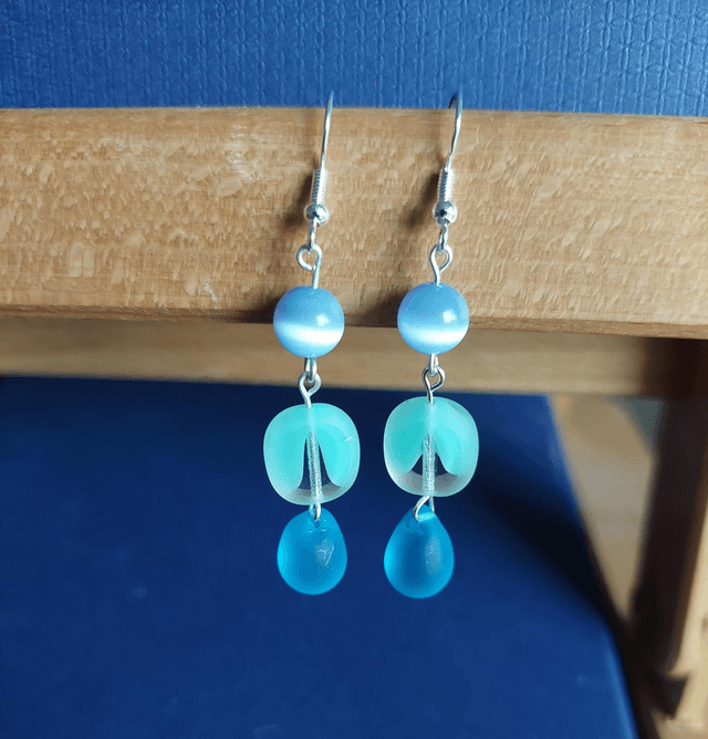 Boucles d&#039;oreilles bleues avec diverses perles 